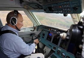 Владимир Владимирович Путин за штурвалом вертолета, скачать фото, Путин-пилот