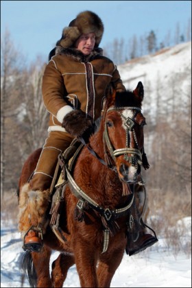 Владимир Владимирович Путин на зимней охоте, прогулке на коне, фото, зима