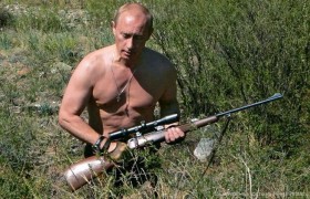 Владимир Путин на охоте со снайперской винтовкой, голый торс Путина, мышцы, скачать фото
