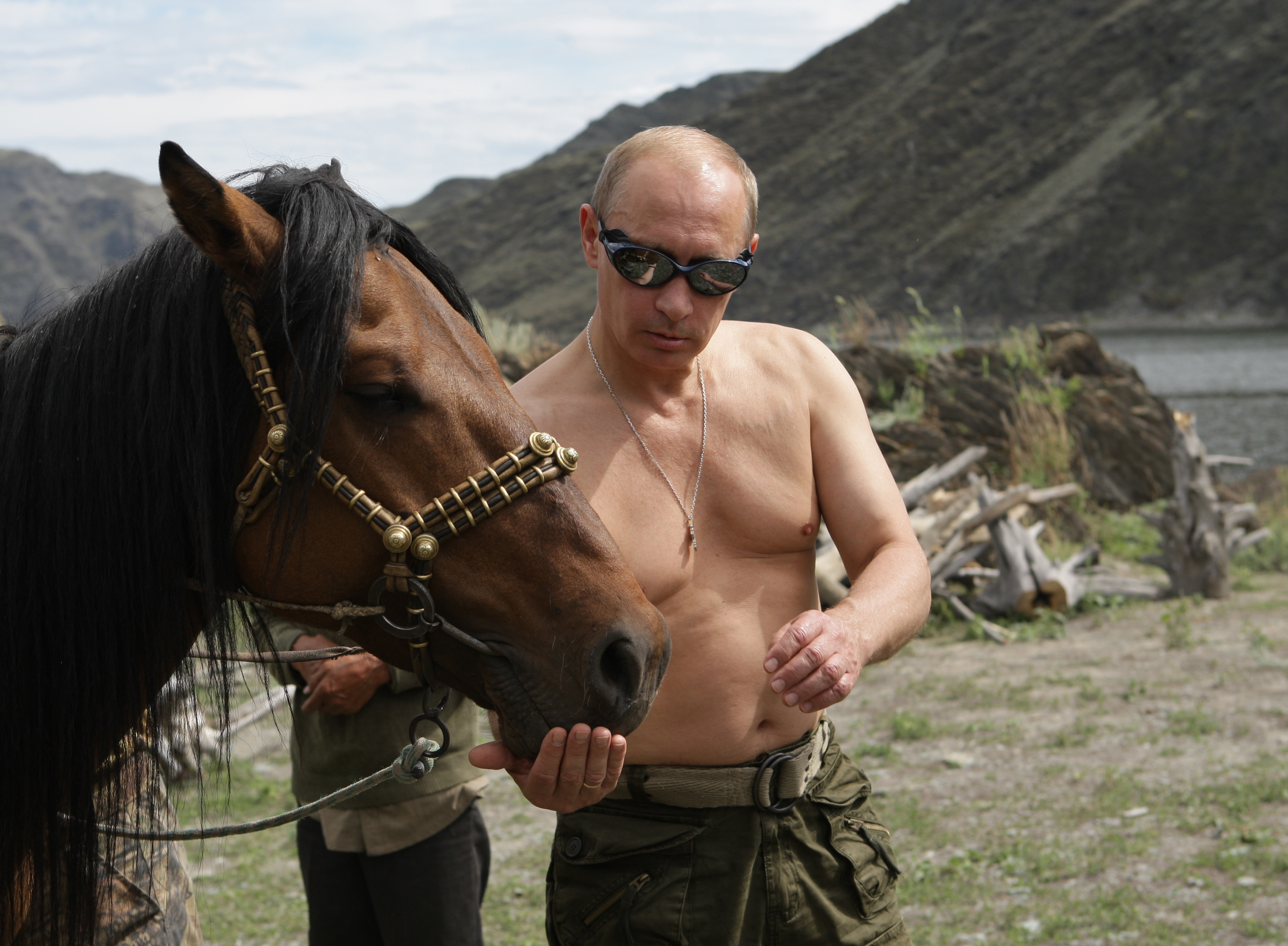 Владимир Владимирович Путин с лошадью на прогулке, скачать фото, президент, голый торс